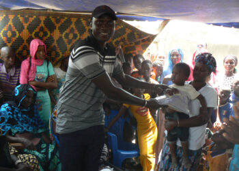 Tamba : L’Association Humanitaire pour le Développement à la Base (ASHUDEB), distribue plus de 200 kits d’habits aux enfants