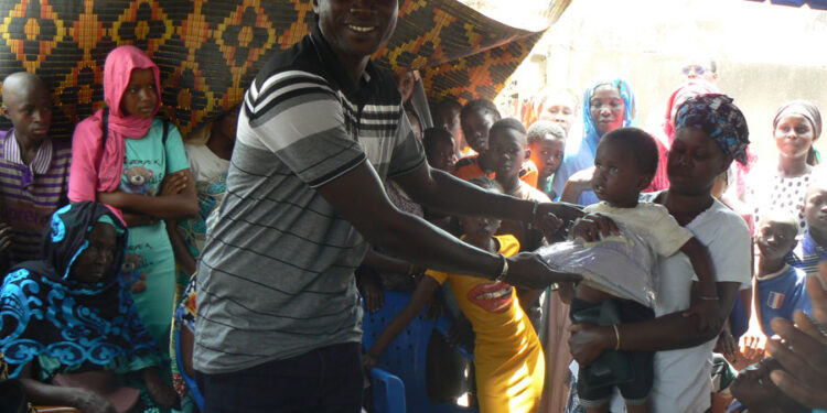 Tamba : L’Association Humanitaire pour le Développement à la Base (ASHUDEB), distribue plus de 200 kits d’habits aux enfants