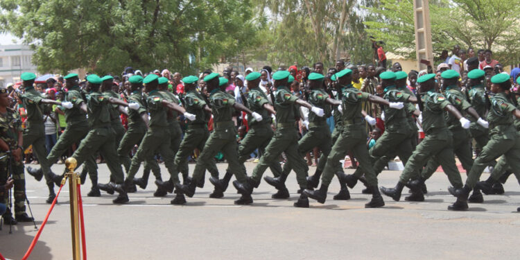 Défilé 4 Avril 2023 à Tamba : Le Gouverneur Baldé décerne un satisfecit au Commandant Mamadou Gaye des eaux et forêts