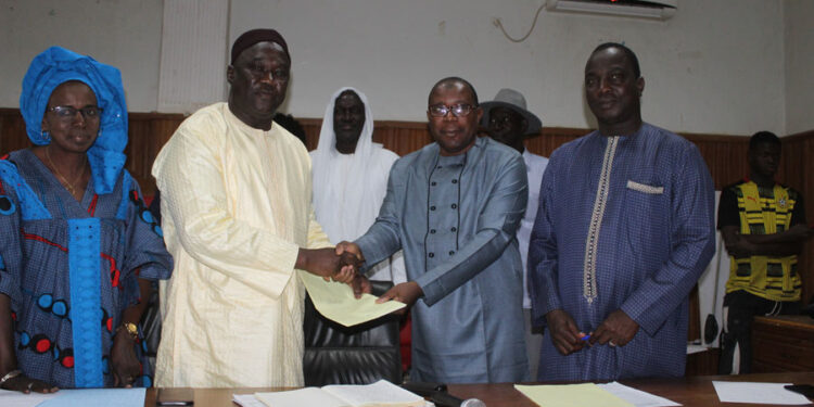 1er Mai 2023: La section SNTCTS de la commune de Tamba a remis un cahier de doléances au Maire Papa Banda Dièye qui s’engage