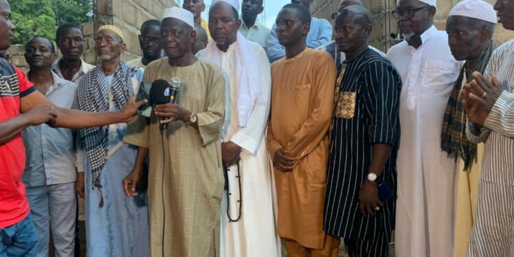 Salémata : Le Maire Ousmane Sylla (Kédougou) remet 7 millions pour la construction du bâtiment (la case) de l’Imam Ratib