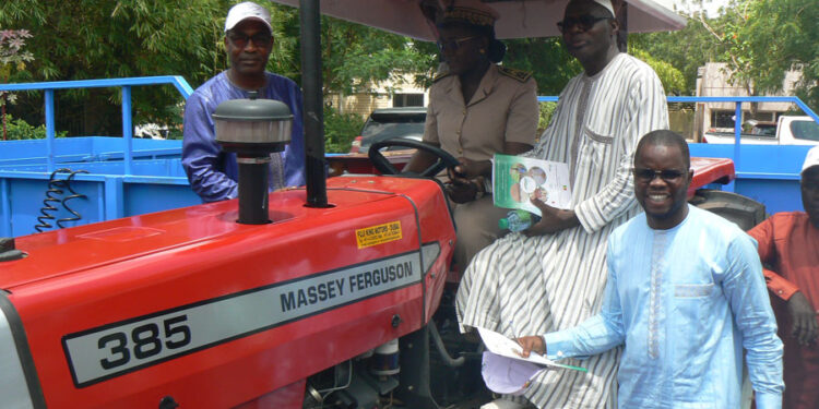 Tamba : Le PADAER II a remis des tracteurs à des GIE pour améliorer la production agricole