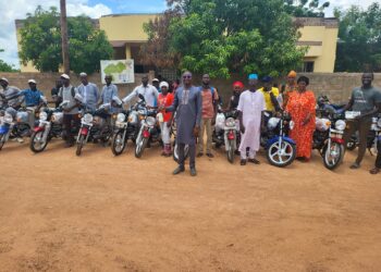 Dialacoto: Le Maire Bafodé Dramé remet 14 motos aux Facilitateurs de développement communautaires pour le parrainage d’enfants
