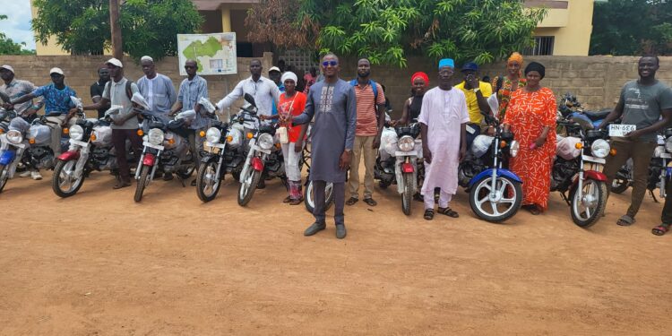 Dialacoto: Le Maire Bafodé Dramé remet 14 motos aux Facilitateurs de développement communautaires pour le parrainage d’enfants