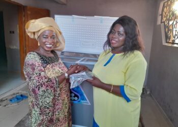 Tamba: L’Honorable Député Yaye Awa Diagne octroie un congélateur à Fanta Ndiaye, transformatrice de produits locaux