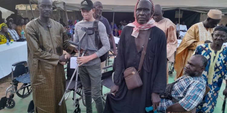 Bakel : Le Président du Conseil Départemental, Mapaté Sy remet des fauteuils roulants, des béquilles et un Corbillard