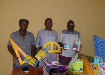 Dialacoto : Le Maire Bafodé Dramé remet des fournitures scolaires, photocopieuse, imprimante aux écoles de l’élémentaire et aux cases des tout-petits.