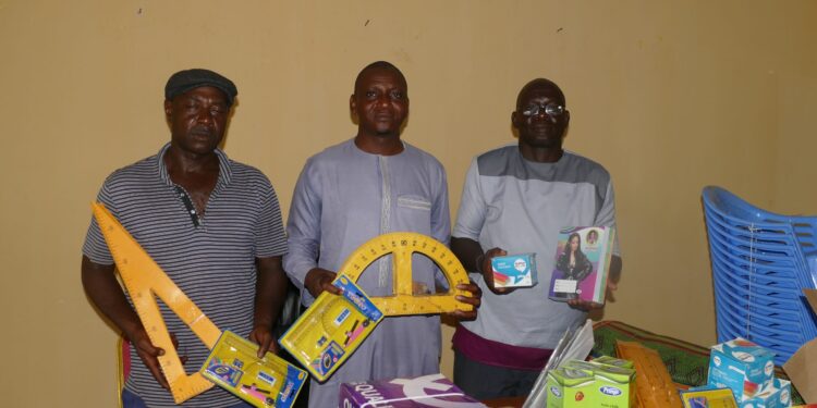 Dialacoto : Le Maire Bafodé Dramé remet des fournitures scolaires, photocopieuse, imprimante aux écoles de l’élémentaire et aux cases des tout-petits.
