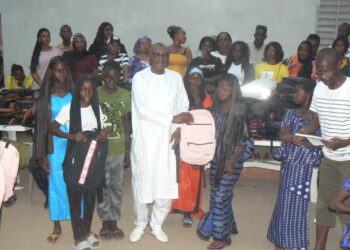 Tamba : Le Président d’ADESOR, Me Sidiki Kaba Ministre de l’intérieur a distribué 500 kits scolaires à 16 écoles
