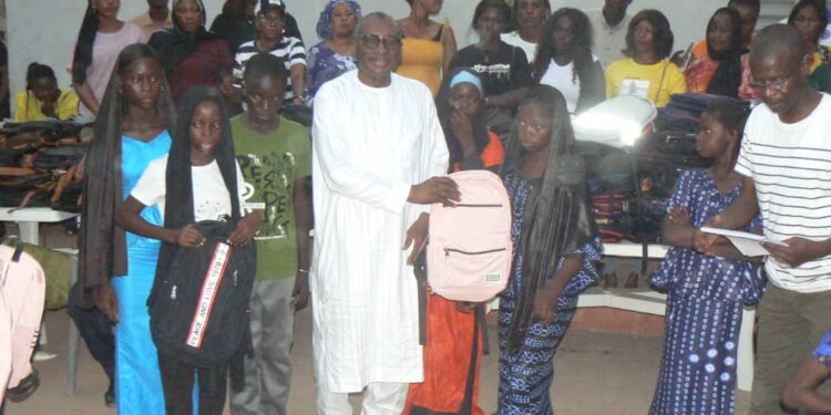 Tamba : Le Président d’ADESOR, Me Sidiki Kaba Ministre de l’intérieur a distribué 500 kits scolaires à 16 écoles