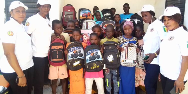 Koumpentoum : Les femmes ASP remettent des kits scolaires à des enfants issus de familles démunies