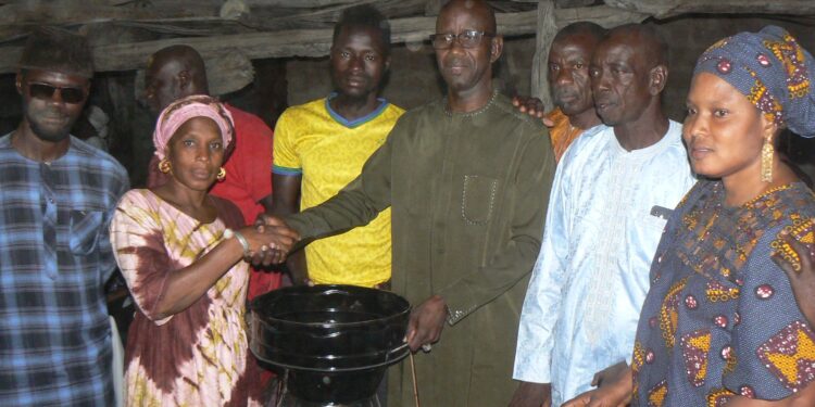 Kouthia Kassé/Parrainages BBY: Modibo Karim Konaté, le « fonfoni » de Me Sidiki Kaba, récompense les populations/ Des fourneaux et d’autres accompagnement dédiés aux femmes et à la jeunesse