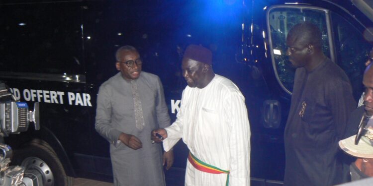 Tamba : [Vidéo] Me Sidiki Kaba, président d’ADESOR remet les clés d’un corbillard à la municipalité