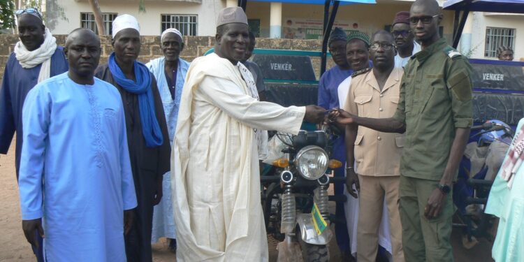 Maka : Le Député Maire Bilaly Bâ remet 5 motos (tricycles) à la brigade des eaux  et forêts, au FERA et aux associations villageoises de lutte contre le vol de bétail