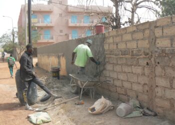 Tamba : L’Association Tambacounda de Reillanne sécurise les tout-petits de la maternelle municipale/ Le mur de clôture réfectionné