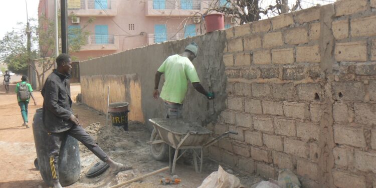 Tamba : L’Association Tambacounda de Reillanne sécurise les tout-petits de la maternelle municipale/ Le mur de clôture réfectionné