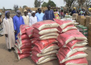 Tambacounda : Incendie du village de Sinthiou Faring/Le PCD Mamadou Kassé apporte une aide consistante en vivres aux populations sinistrées