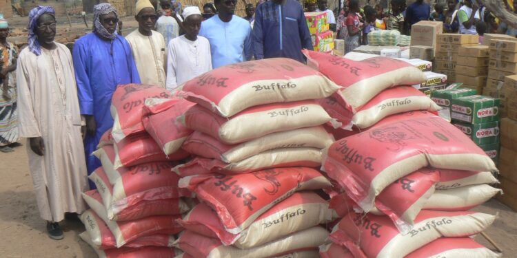 Tambacounda : Incendie du village de Sinthiou Faring/Le PCD Mamadou Kassé apporte une aide consistante en vivres aux populations sinistrées