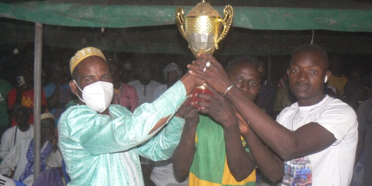 Tamba/Niani Toucouelur: Finale communale/ Kahao Moussa remporte le trophée du parrain, le Maire Seydou Bâ qui invite les jeunes à s’investir pour réussir chez-eux