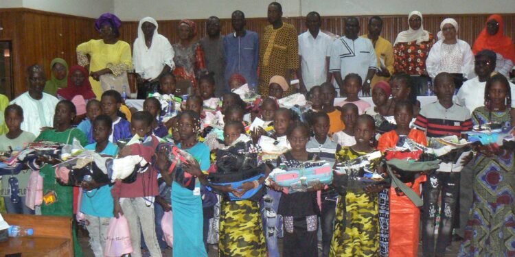 Tamba : L’association « Appui à l’Épanouissement des Femmes et des Jeunes en Milieux Défavorisés », remet des lots de matériels, de fournitures aux élèves issus de milieux défavorisés