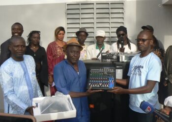 Tambacounda : Le ministre Me Sidiki Kaba a offert une sonorisation moderne à la troupe « Allah Walli » figure de la musique traditionnelle peulh au Sénégal