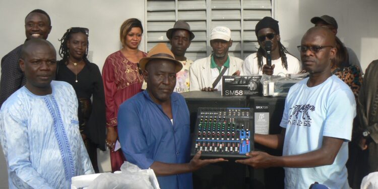 Tambacounda : Le ministre Me Sidiki Kaba a offert une sonorisation moderne à la troupe « Allah Walli » figure de la musique traditionnelle peulh au Sénégal