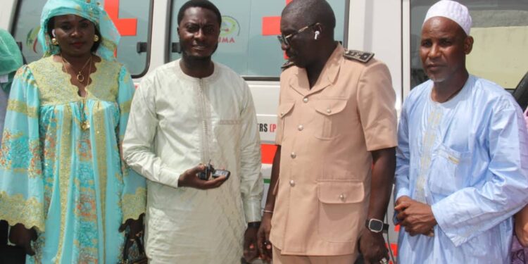 Tamba/Niani Toucouleur : Le Maire Seydou Bâ remet les clés d’une ambulance médicalisée du PUMA, inaugure la maternité de Touba Bélél et remet une