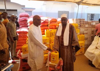 Ramadan à Tambacounda : Le Premier Ministre Me Sidiki Kaba distribue des tonnes de riz, de sucre et de bidons d’huile
