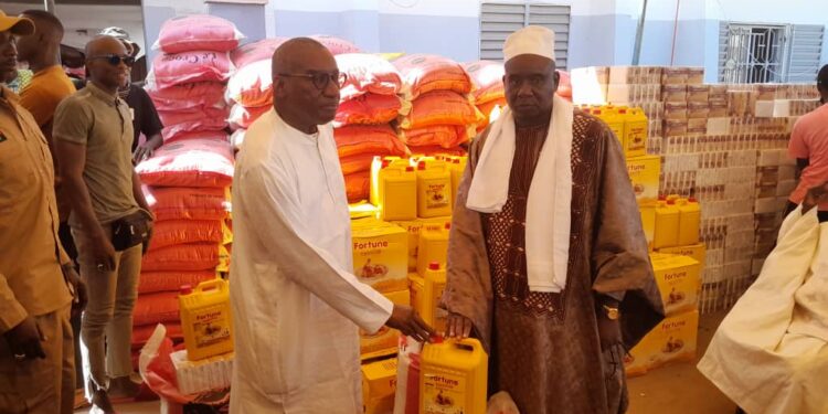 Ramadan à Tambacounda : Le Premier Ministre Me Sidiki Kaba distribue des tonnes de riz, de sucre et de bidons d’huile