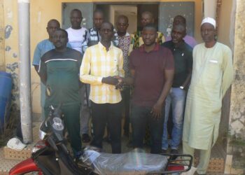 Tambacounda: Sa moto volée, Modou Diouf, CODEC de Niani Toucouleur se voit octroyer une nouvelle moto payée par ses collègues enseignants
