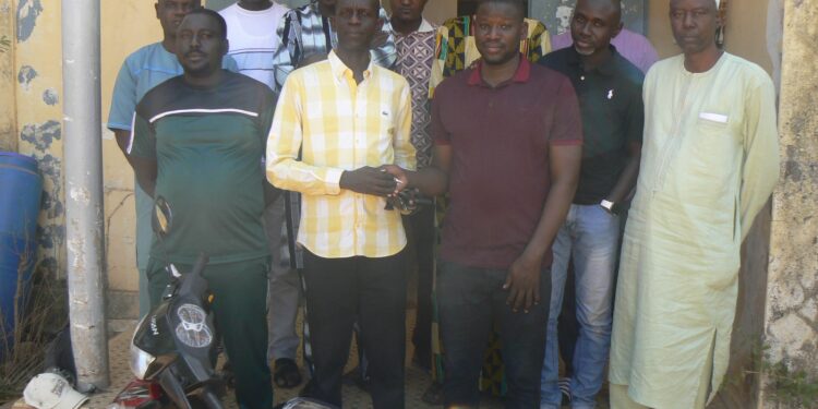 Tambacounda: Sa moto volée, Modou Diouf, CODEC de Niani Toucouleur se voit octroyer une nouvelle moto payée par ses collègues enseignants