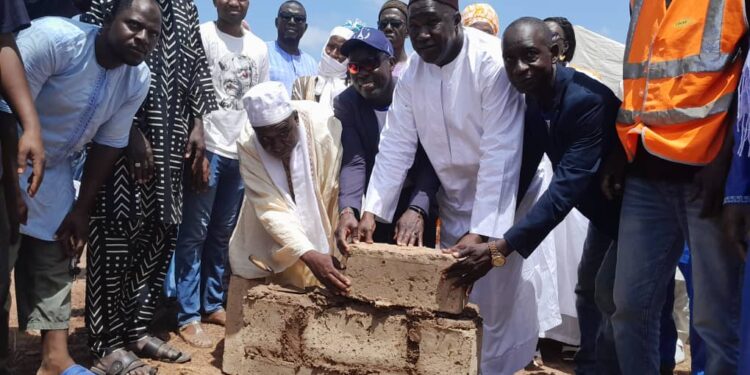 Tambacounda : Pose de première pierre/ADEB internationale construit 3 salles de classes, des toilettes, un bureau-magasin, un forage à l’Ecole élémentaire Dar Salam commune