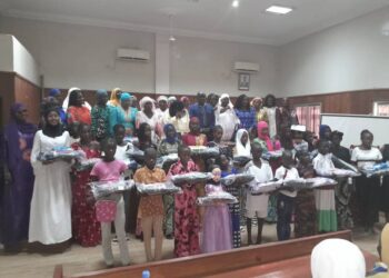 Tambacounda : L’Amicale des Femmes Enseignantes pour le Développement de l’Education distribue des kits scolaires aux élèves