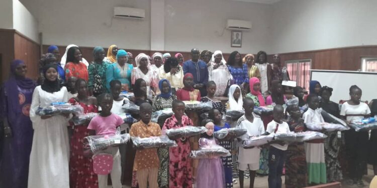 Tambacounda : L’Amicale des Femmes Enseignantes pour le Développement de l’Education distribue des kits scolaires aux élèves