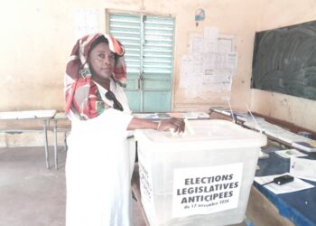 Tambacounda : La tête de liste de Jamm Ak Njariñ, Fatoumata Cissé (Déo) a voté à l’école Sada Maka Sy