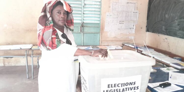 Tambacounda : La tête de liste de Jamm Ak Njariñ, Fatoumata Cissé (Déo) a voté à l’école Sada Maka Sy