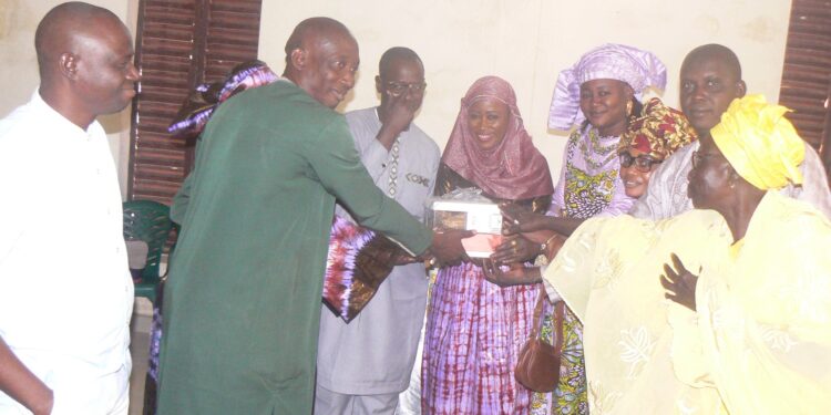 Tambacounda : Sokhna Diarra Faye reçoit les honneurs de l’équipe pédagogique de l’école d’application Médinacoura