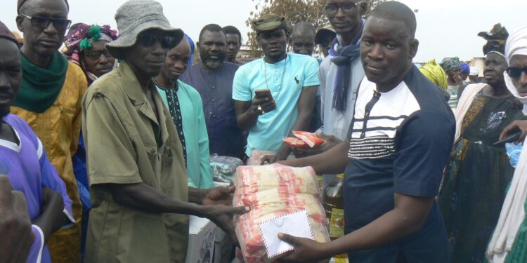 Koumpentoum : Le DG de l’ANER, Diouma Kobor vient en appui à des populations sinistrées de Fass Thiékéne