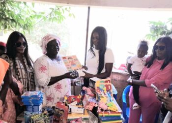 Tambacounda : L’actrice Maïmouna Fall ou Ramatoulaye de la série « Cœurs brisés », remet un important don de fournitures scolaires à la case des tout-petits de Saré Guiléle