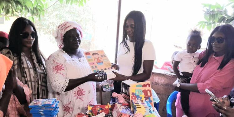 Tambacounda : L’actrice Maïmouna Fall ou Ramatoulaye de la série « Cœurs brisés », remet un important don de fournitures scolaires à la case des tout-petits de Saré Guiléle
