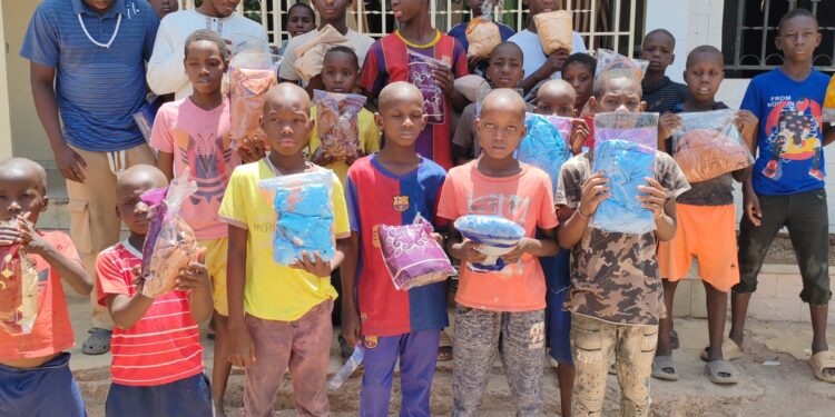 Korité à Tamba : Amana Projects distribue des habits et des chaussures de fête à des Ndongos daaras