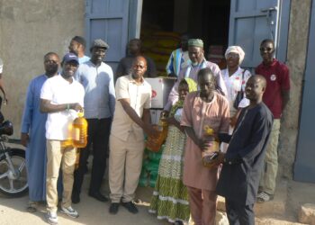 Tambacounda : Korité solidaire/Famara Touré, responsable politique du PASTEF, distribue des kits alimentaires aux nécessiteux