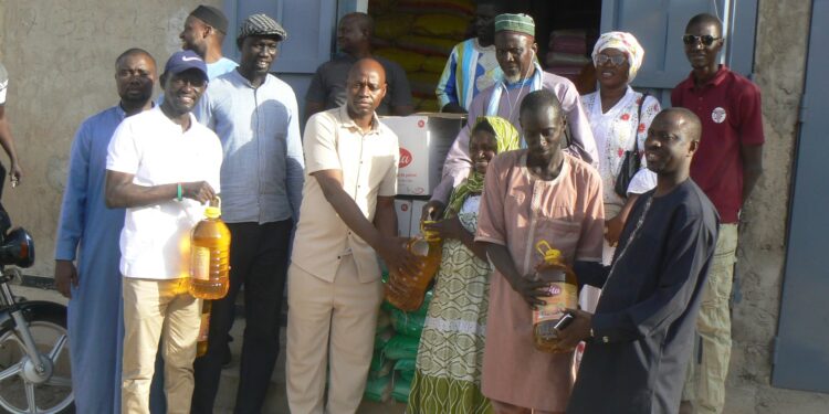 Tambacounda : Korité solidaire/Famara Touré, responsable politique du PASTEF, distribue des kits alimentaires aux nécessiteux