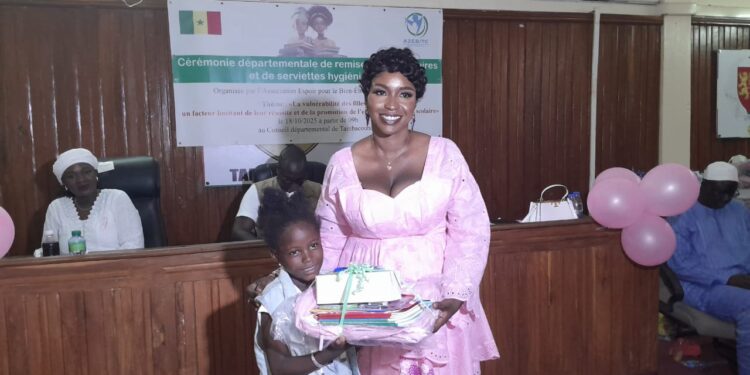 Tambacounda : L’Association Espoir pour le bien-être a distribué 50 kits scolaires et d’hygiène aux filles les plus méritantes