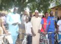 Niani Toucouleur : [Vidéo]Le Maire Seydou Bâ remet 50 vélos à des élèves du CEM/100 tables-bancs remis au CODEC