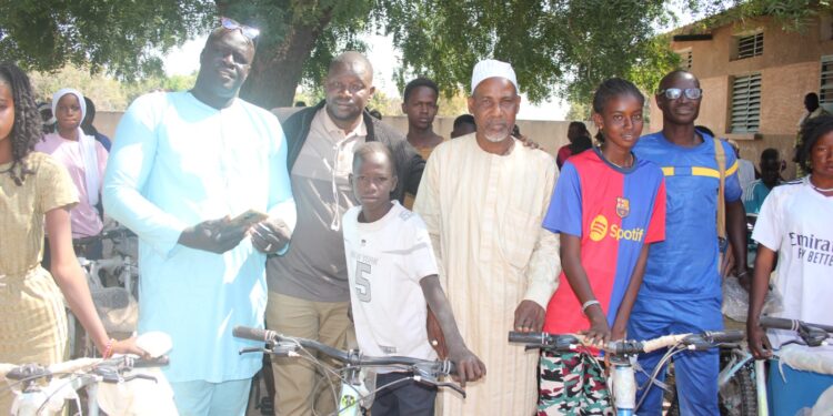 Niani Toucouleur : [Vidéo]Le Maire Seydou Bâ remet 50 vélos à des élèves du CEM/100 tables-bancs remis au CODEC