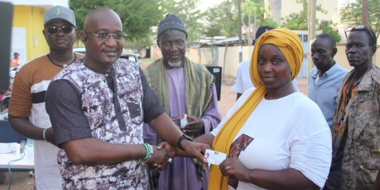 Tambacounda : Made Dramé offre 100 cartes de Couverture Sanitaire Universelle aux populations